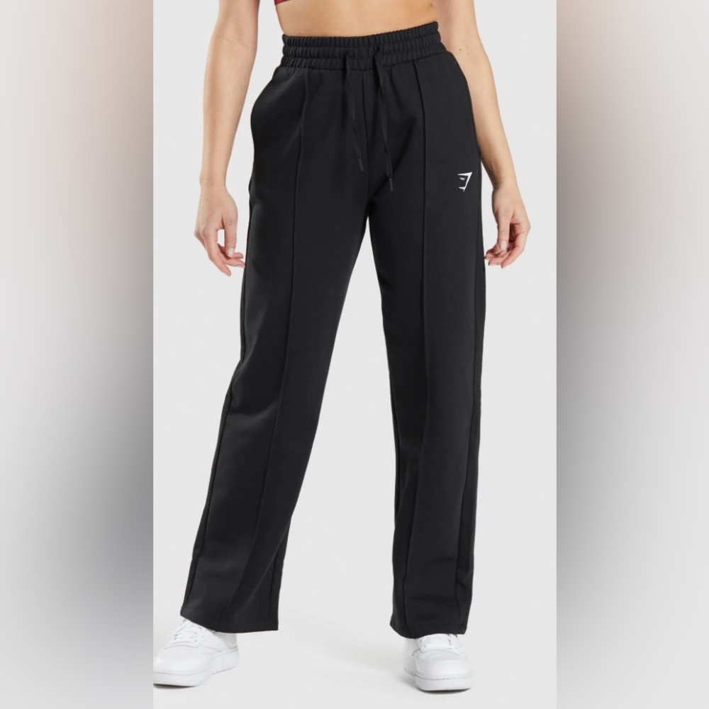 NWOT GYMSHARK TRAINING STRAIGHT LEG JOGGER
Regular Fit
Black